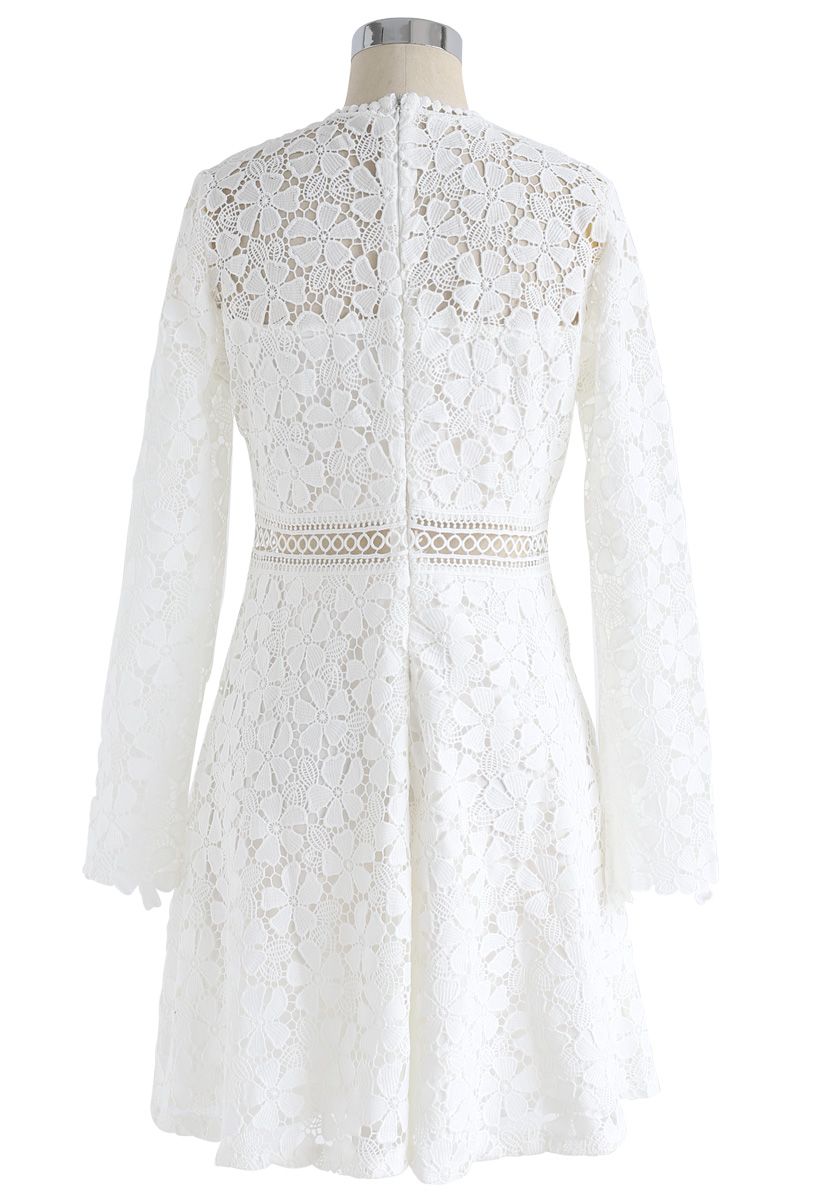 Robe de soirée en crochet à motif floral en blanc