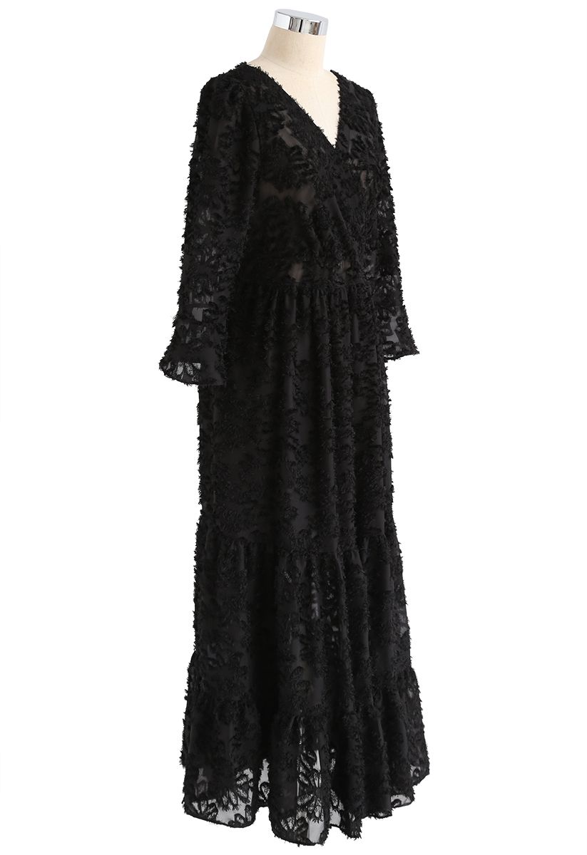 Robe longue fleurie enveloppante à pompons en noir