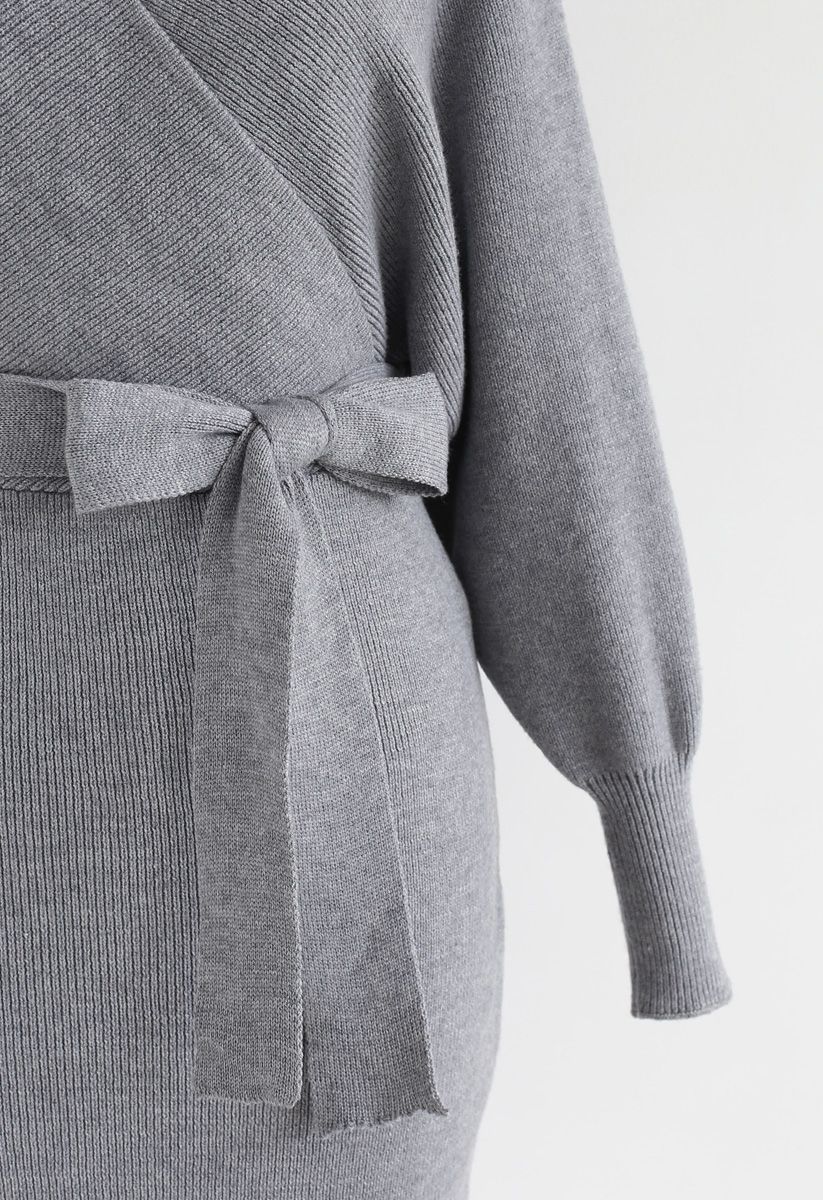 Robe en maille enveloppée Allure moderne en gris