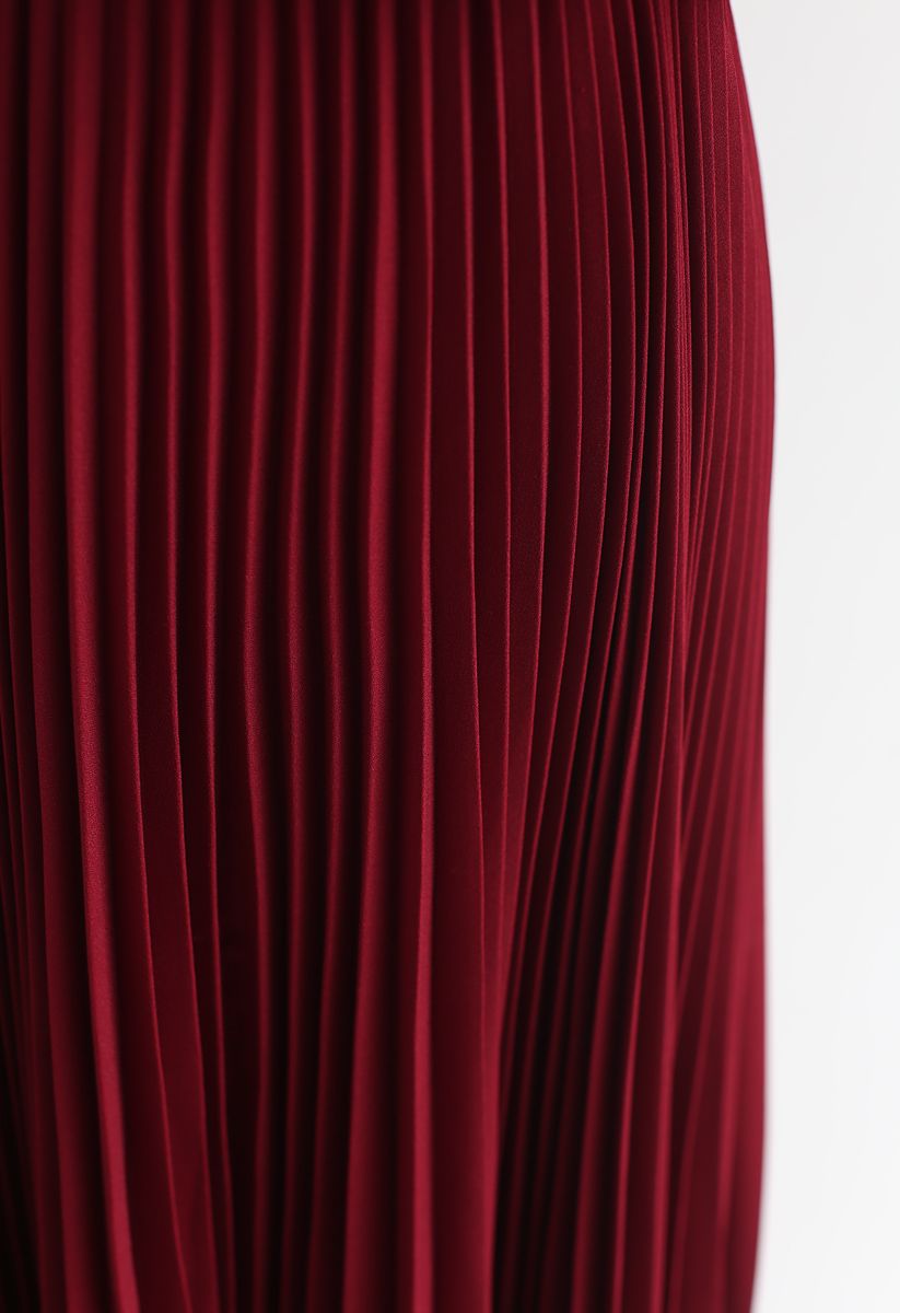Robe longue plissée à épaule dénudée – couleur bordeaux