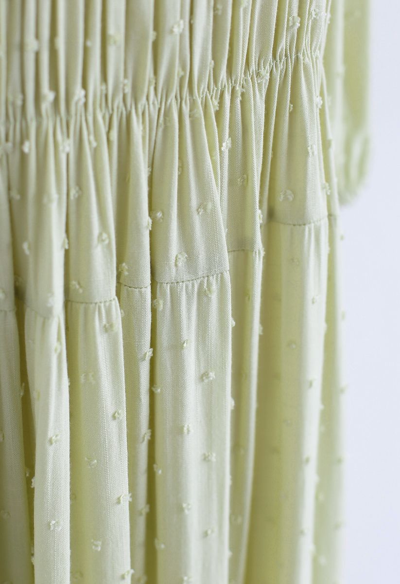 Robe élastiquée froncée à pois en vert