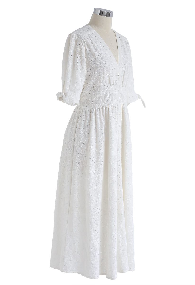 Robe à col en V avec édition d'été et broderies à fleurs blanches