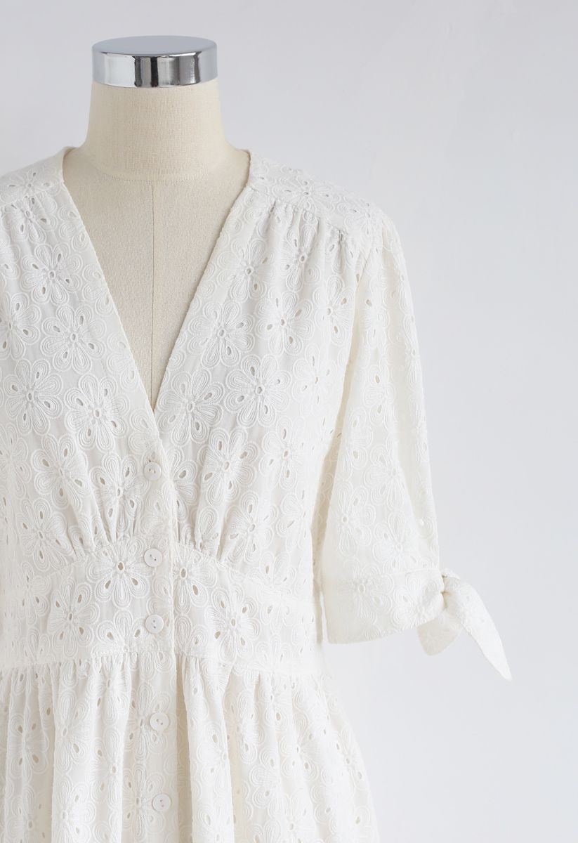 Robe à col en V avec édition d'été et broderies à fleurs blanches