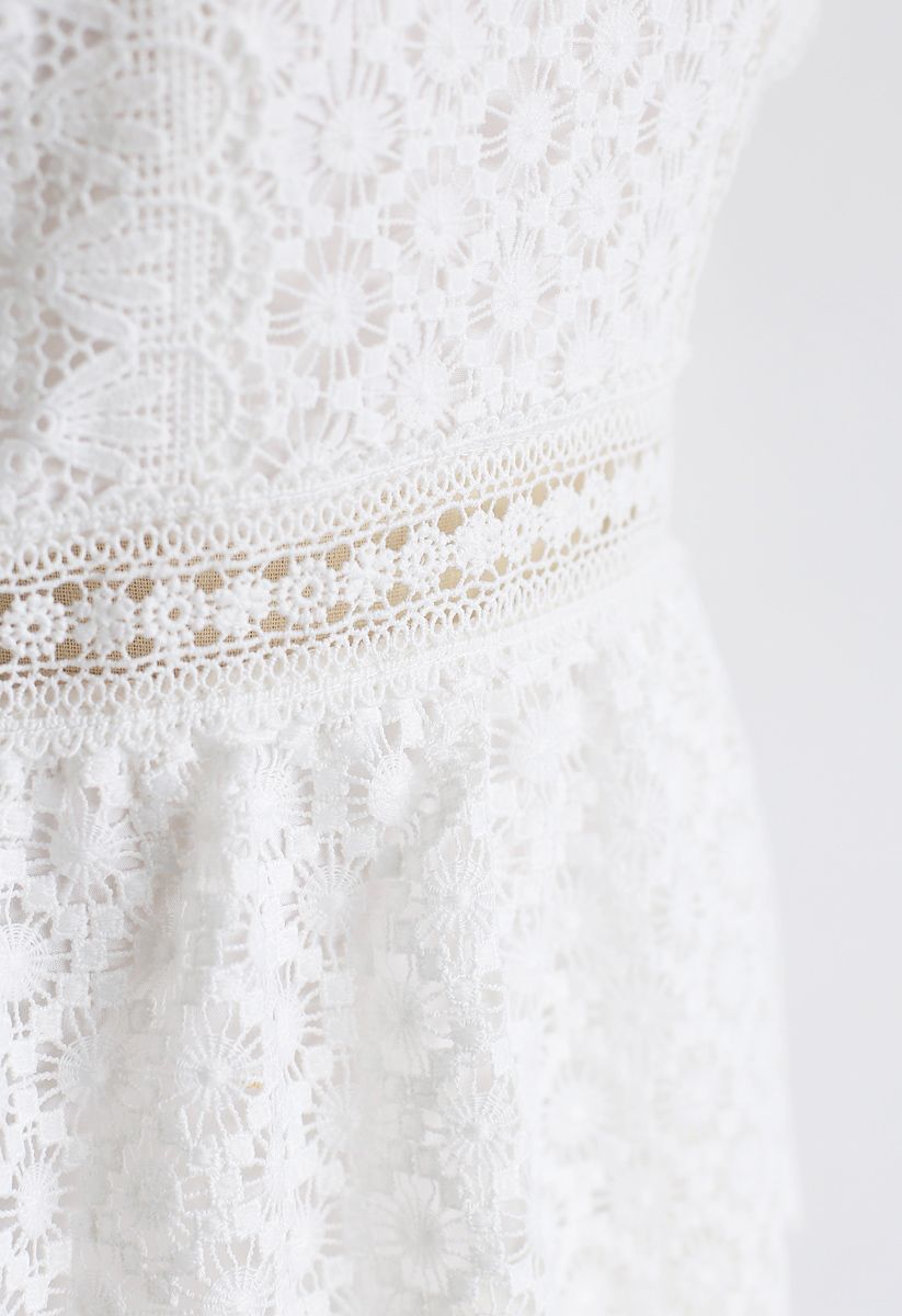 Robe sans manches en crochet avec superbes surprises en blanc