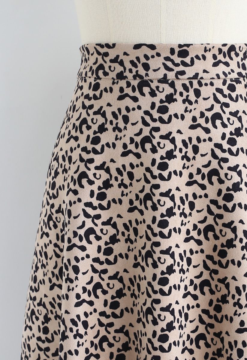 Jupe mi-longue en daim synthétique à imprimé léopard