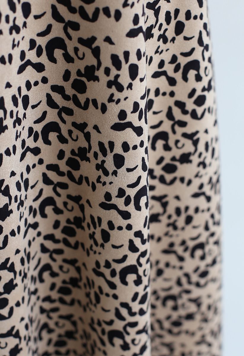 Jupe mi-longue en daim synthétique à imprimé léopard
