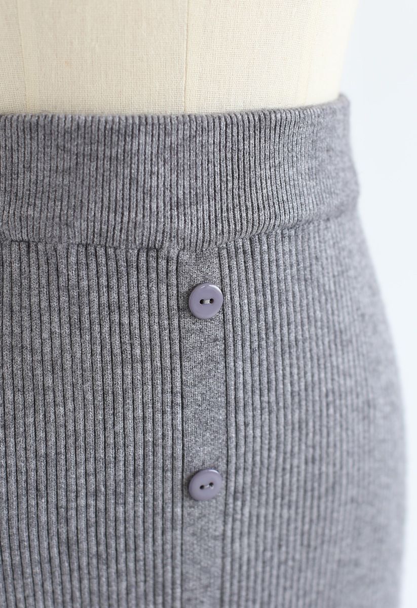 Jupe mi-longue en tricot côtelé à bordure boutonnée en gris
