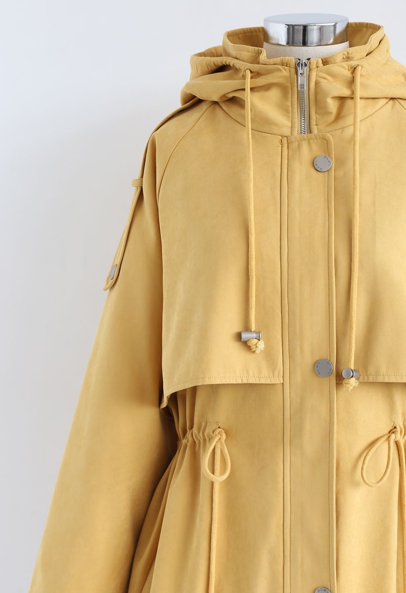 Trench-coat à capuche avec cordon de serrage à la taille moutarde