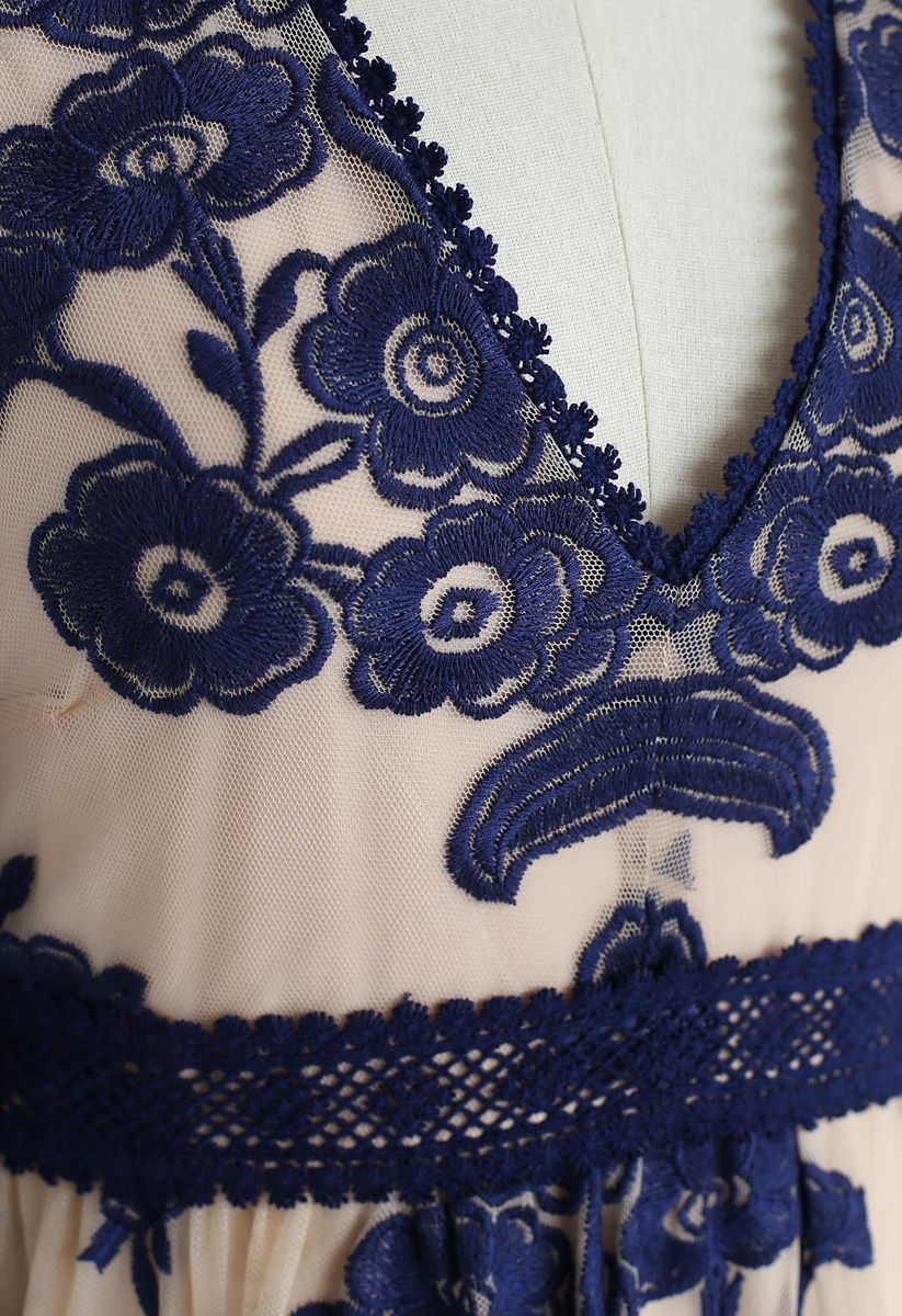 Robe longue en maille brodée florale à col en V en bleu marine