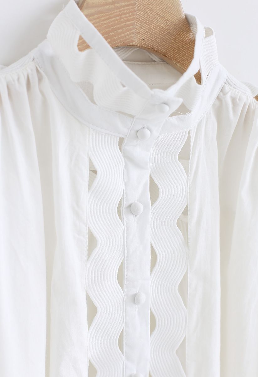 Chemise Hi-Lo boutonnée à l'avant en forme de vague en blanc