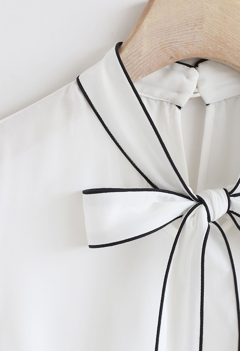 Haut en Mousseline de Soie Bowknot Bell Sleeves en Blanc