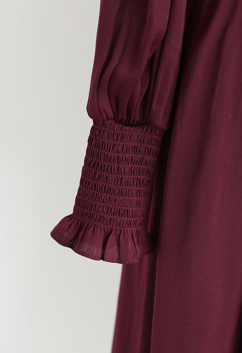 Robe mi-longue cache-cœur boutonnée en satiné couleur vin