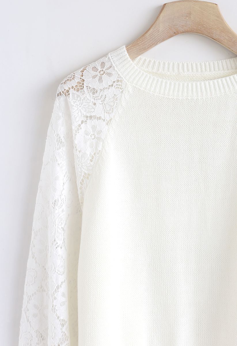 Pull en tricot à manches en dentelle florale en blanc