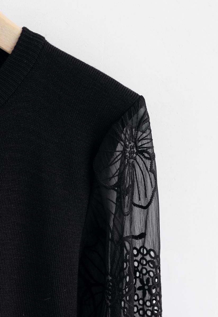 Pull en tricot à manches transparentes brodées de fleurs en noir