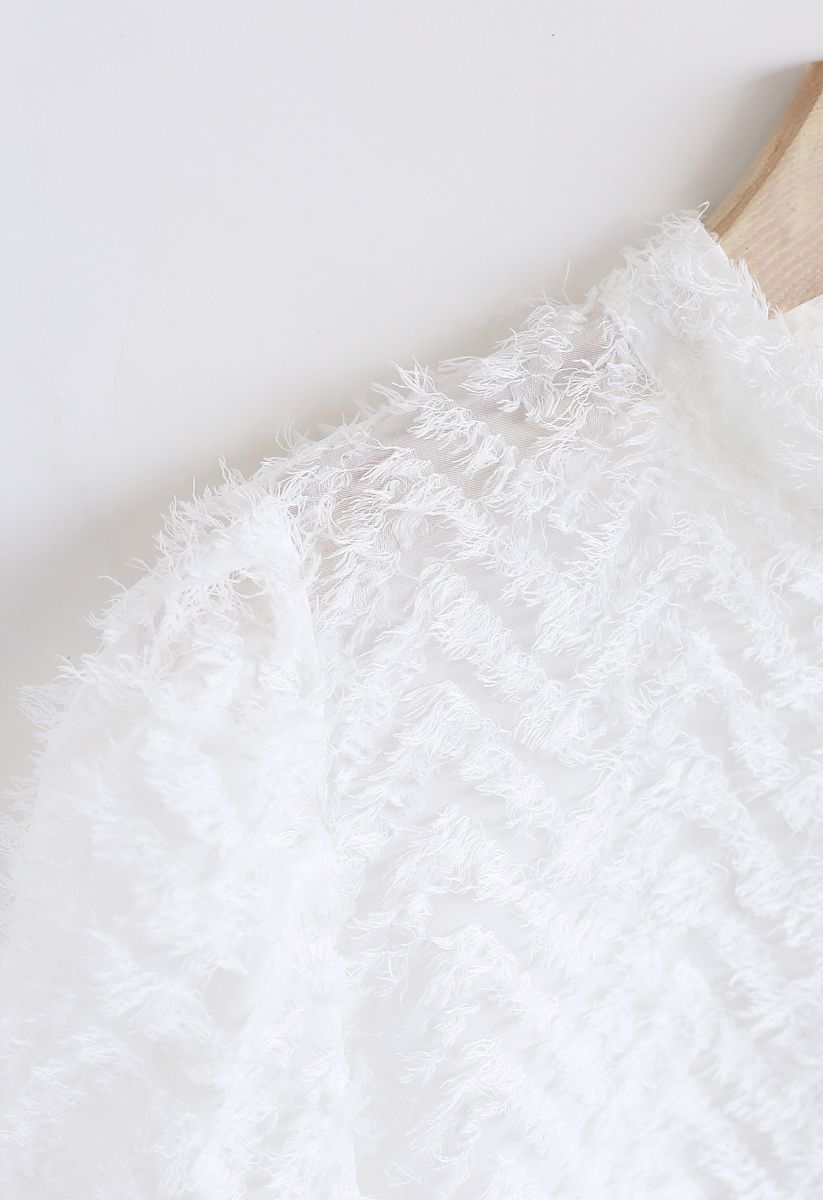Haut smocké transparent en plumes zigzag en blanc