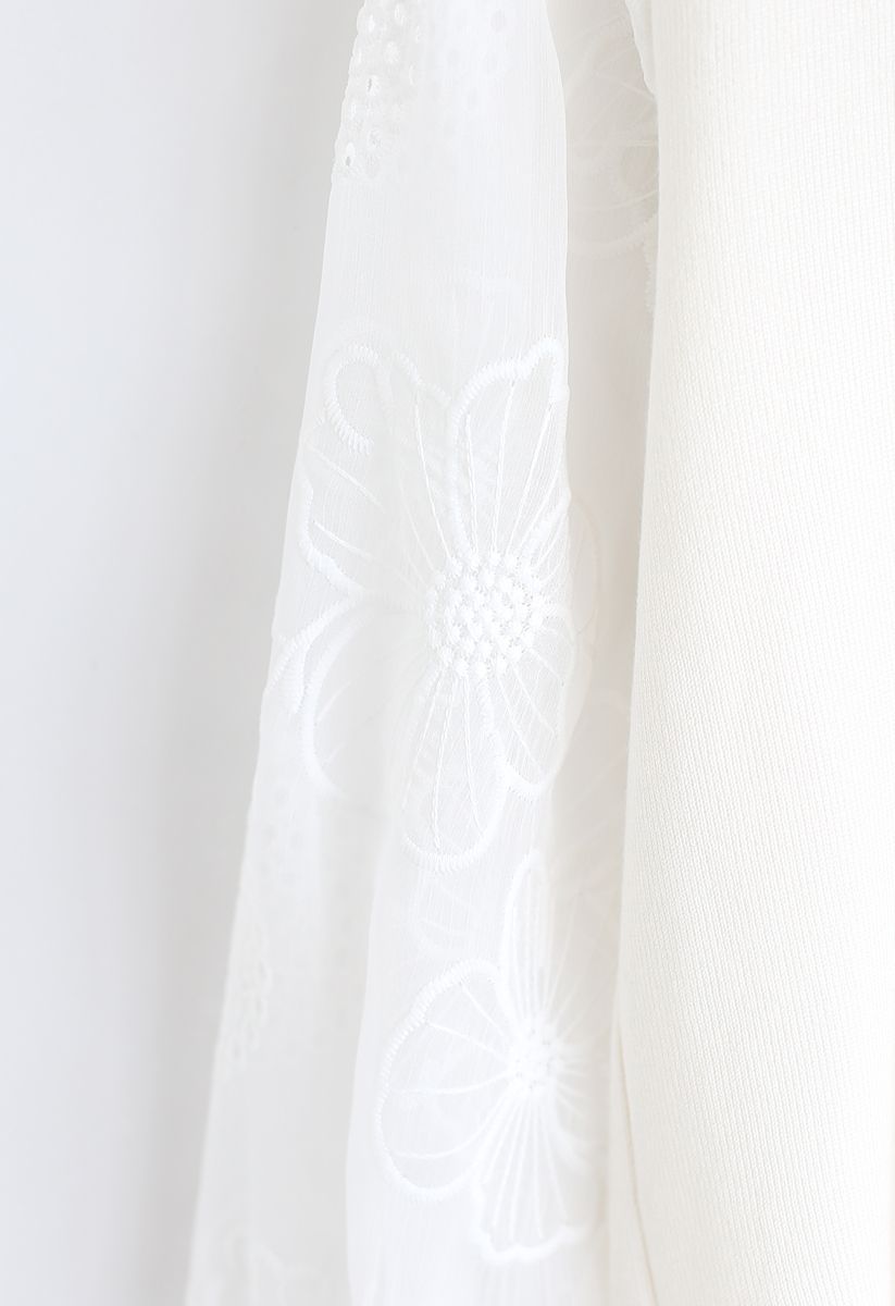 Pull en tricot à manches transparentes brodées de fleurs en blanc