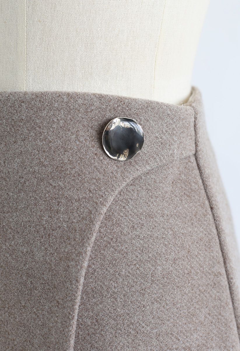 Mini-jupe à rabat décoré de boutons en taupe