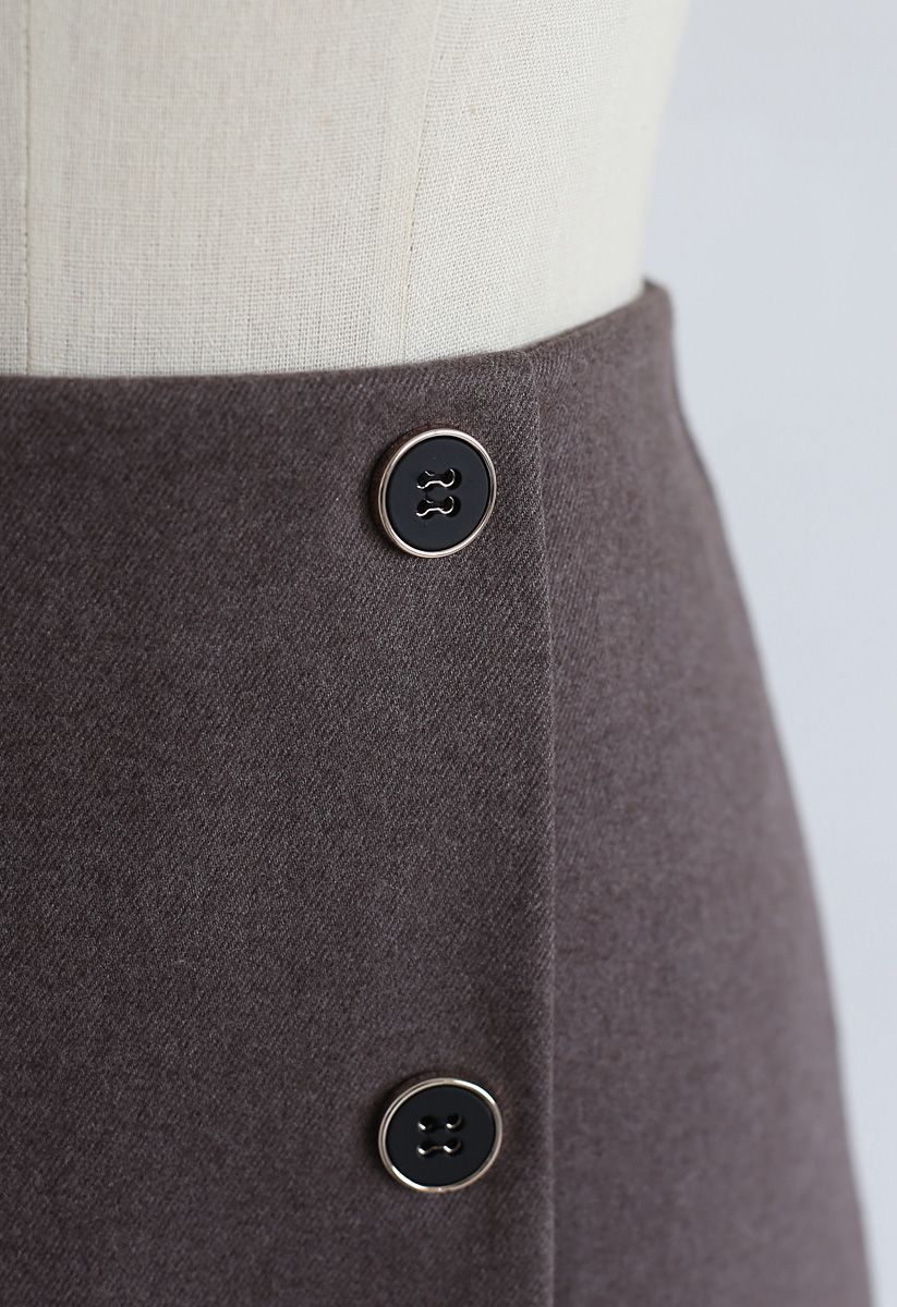 Mini-jupe à rabat boutonné en marron