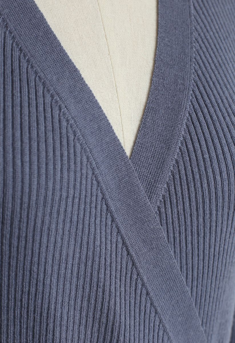 Robe mi-longue en tricot cache-cœur avec nœud papillon en bleu poussiéreux