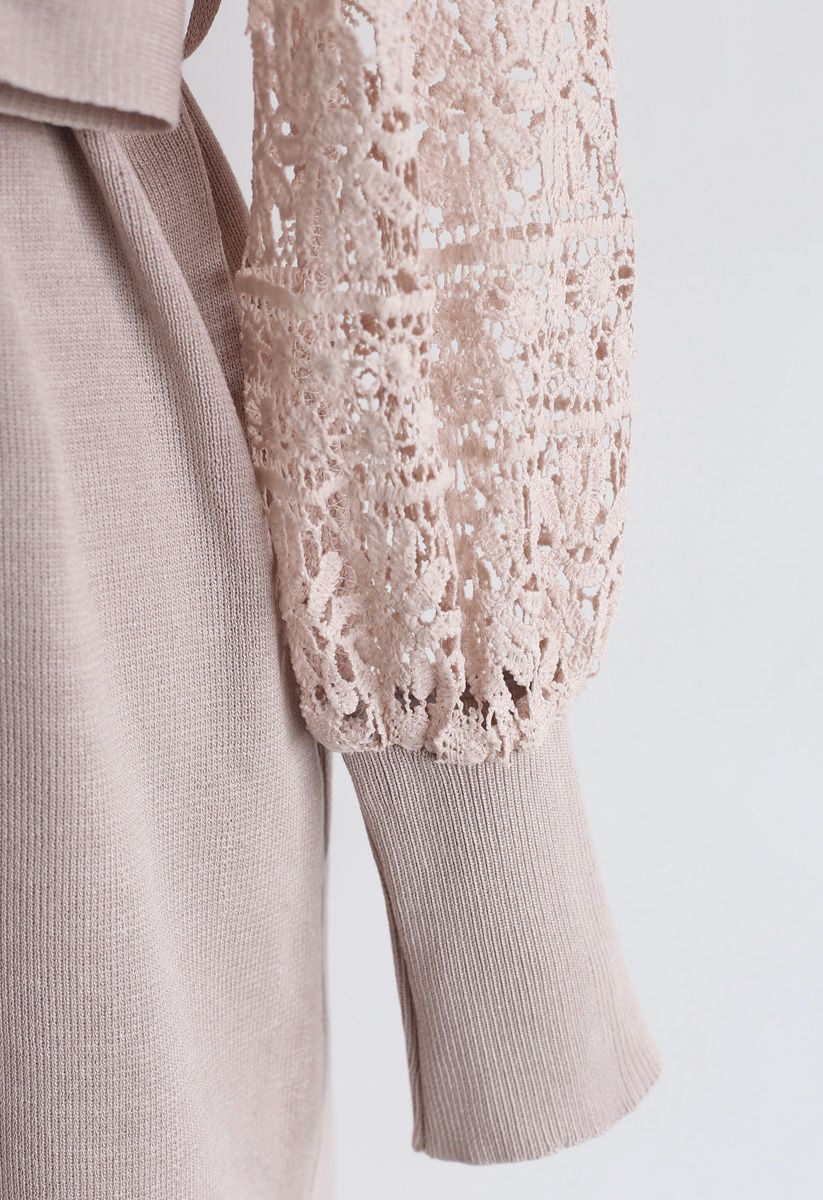Robe mi-longue en tricot au crochet avec nœud papillon en rose