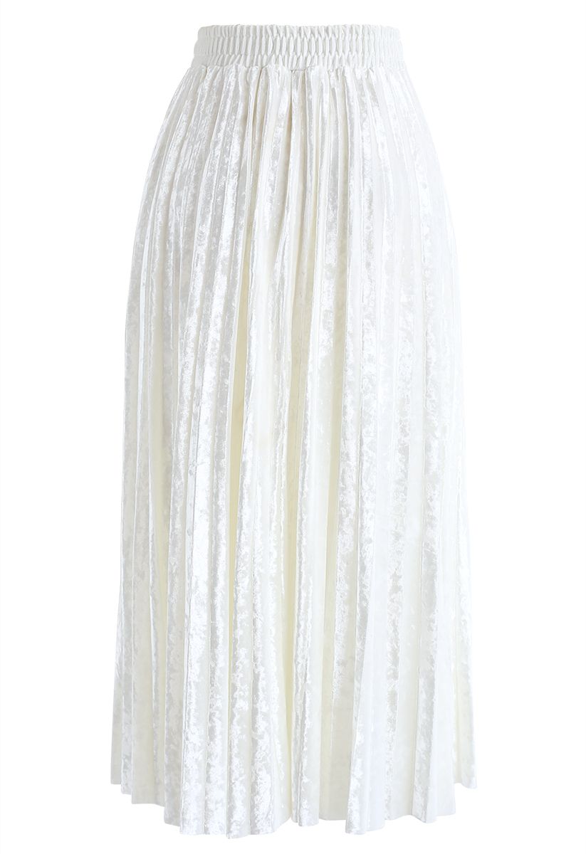 Jupe mi-longue plissée en velours brillant en blanc perle