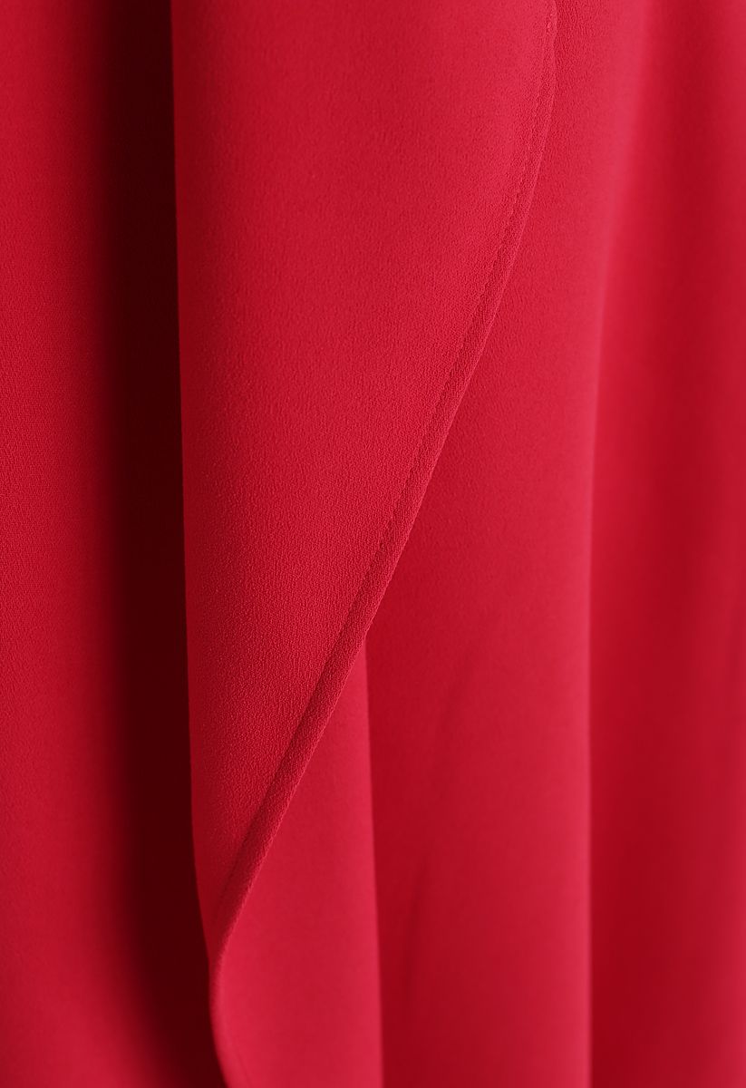 Jupe mi-longue trapèze à bordure asymétrique en rouge