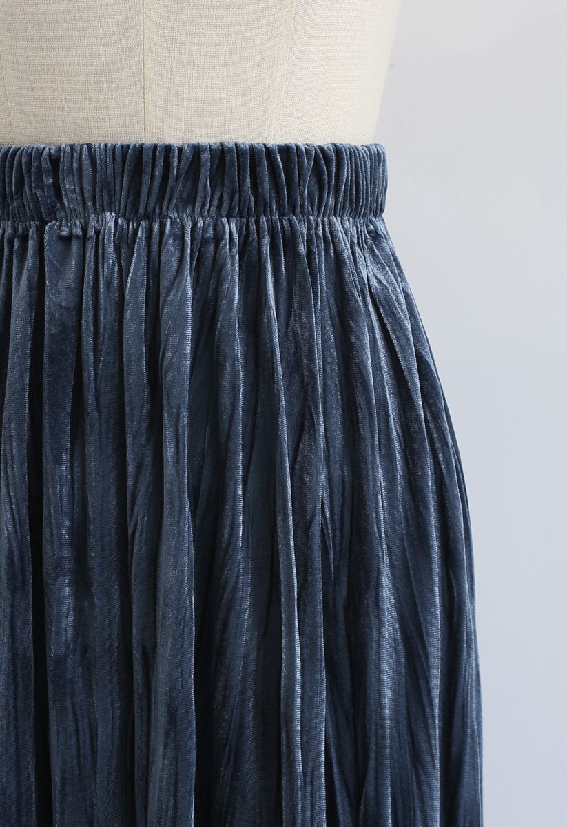 Jupe mi-longue plissée en velours bleu poussiéreux