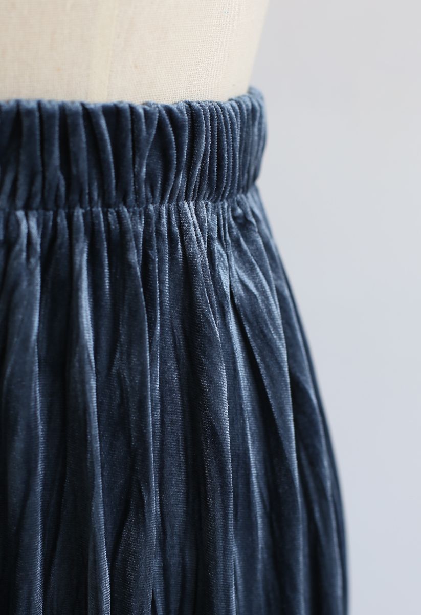 Jupe mi-longue plissée en velours bleu poussiéreux