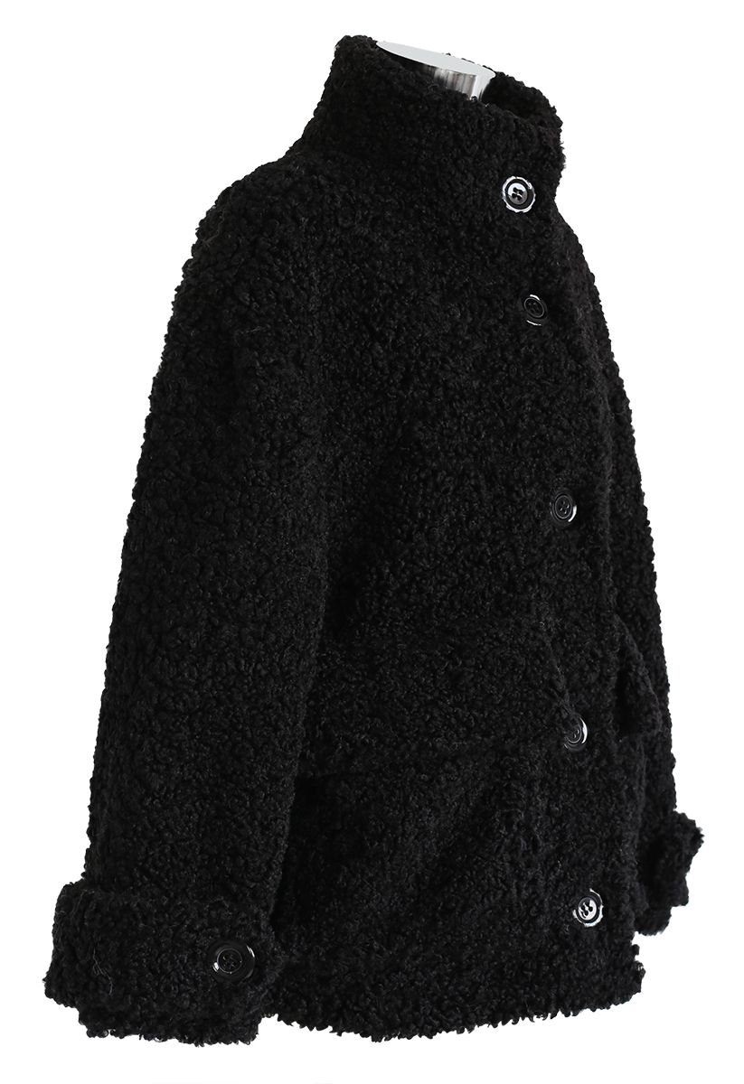 Manteau en peluche avec poche boutonnée en noir