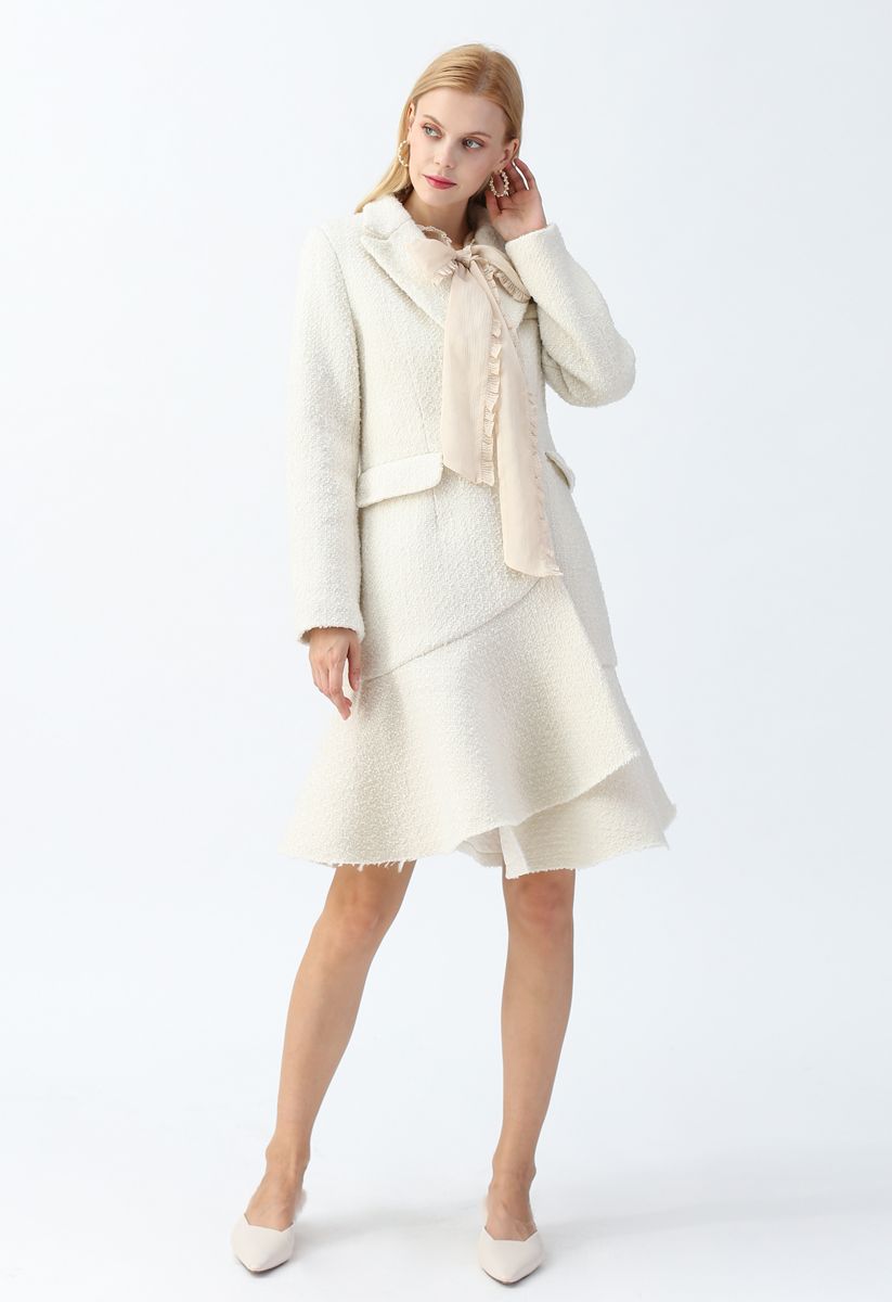 Robe manteau asymétrique en tweed à volants en blanc