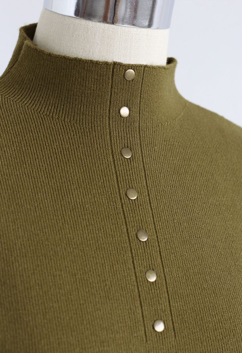 Haut boutonné en tricot ajusté à col montant en vert mousse