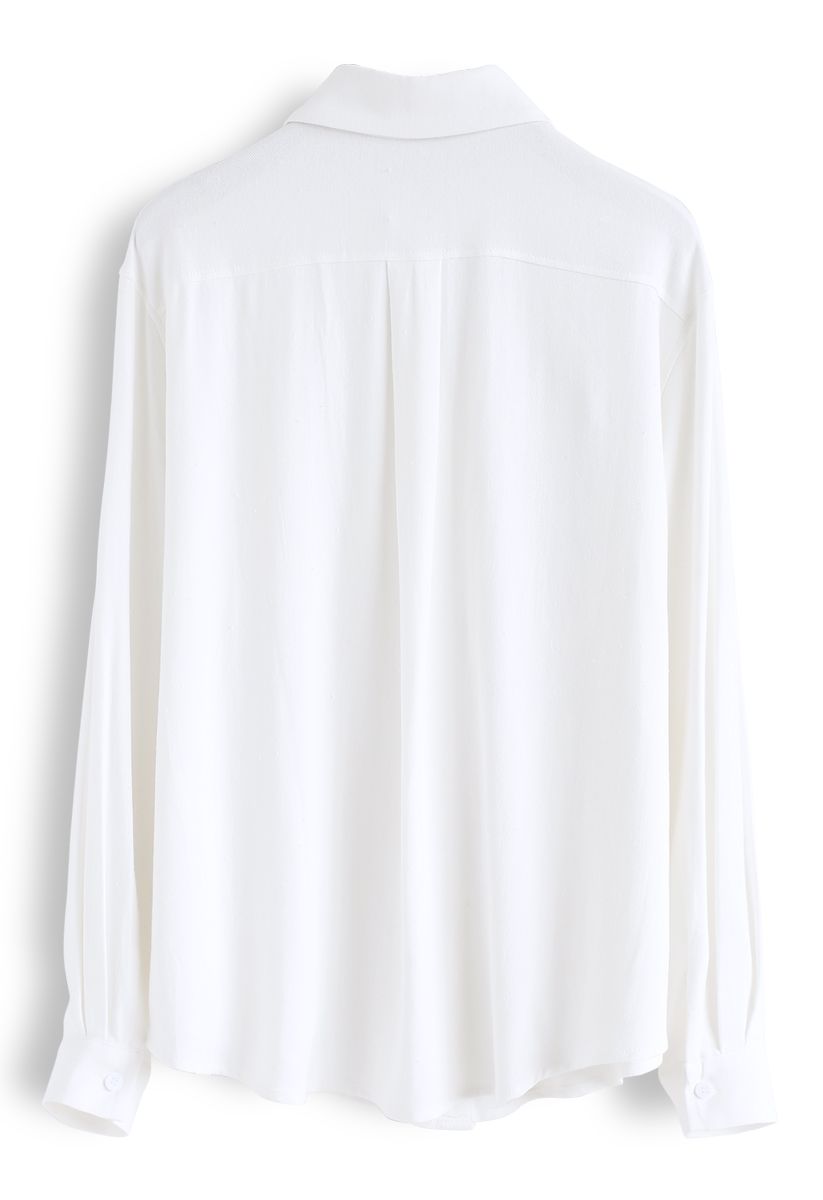 Chemise à manches boutonnées avec poche en blanc