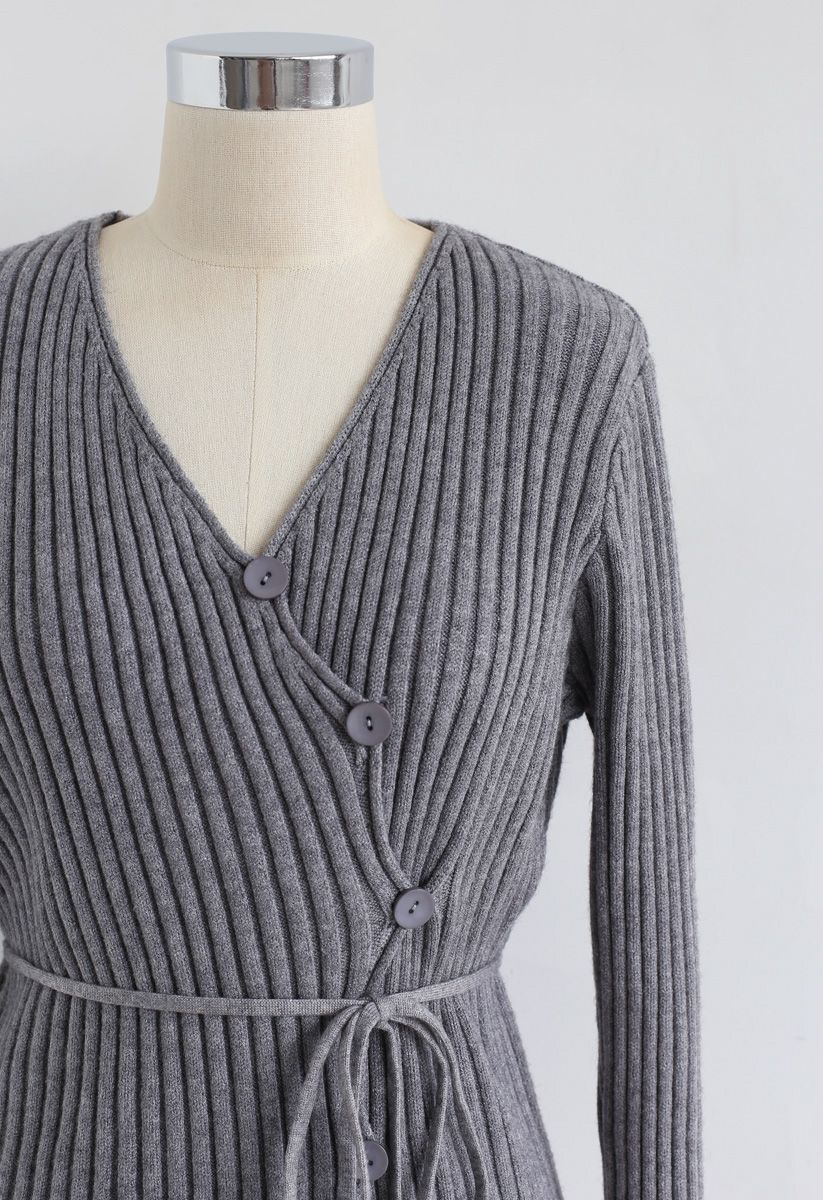 Haut asymétrique en tricot boutonné en biais en gris