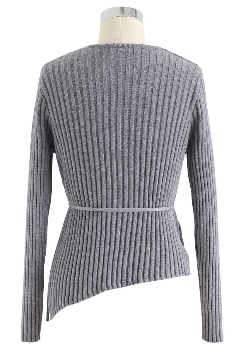 Haut asymétrique en tricot boutonné en biais en gris