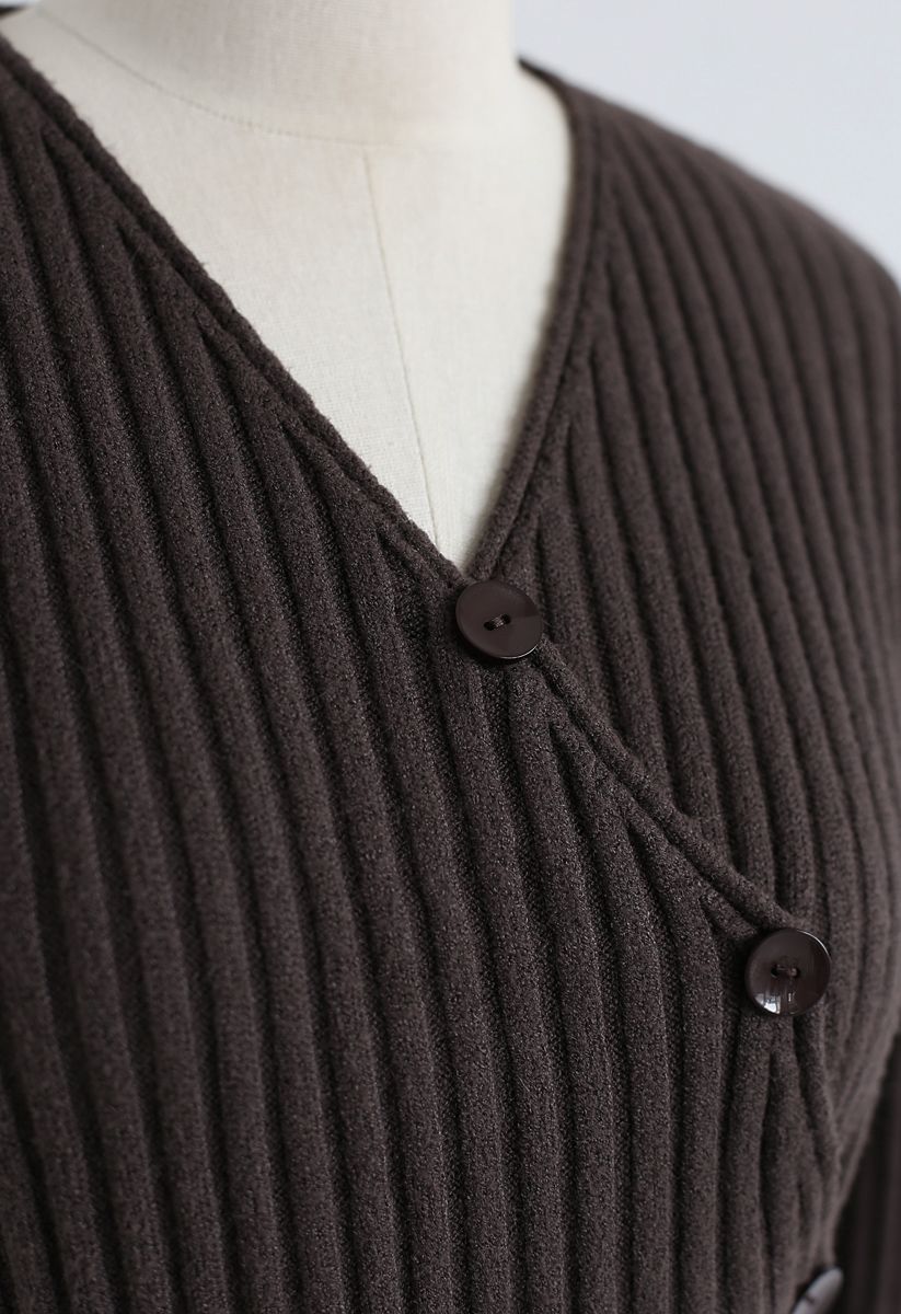 Haut asymétrique en tricot boutonné en biais en marron