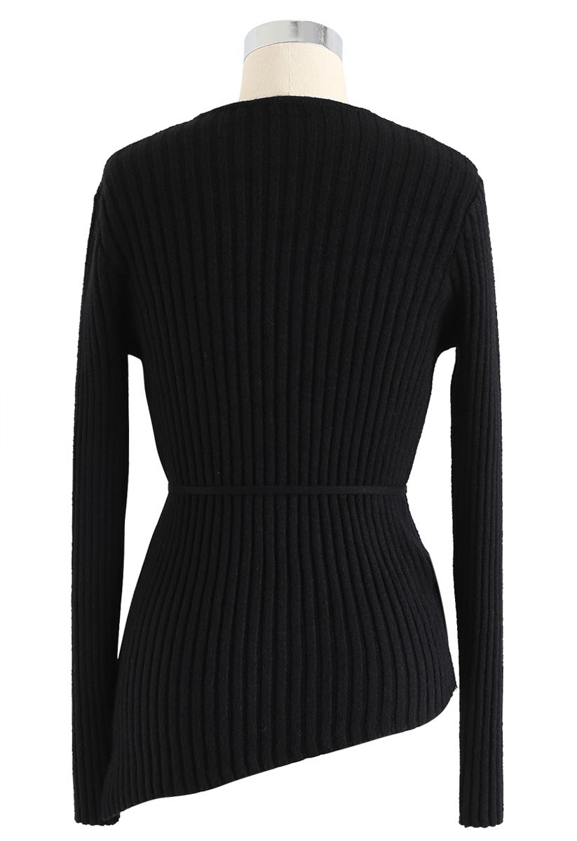 Haut asymétrique en tricot boutonné en biais en noir