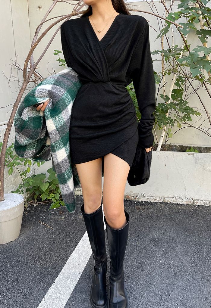Mini robe en tricot portefeuille froncée à col en V en noir