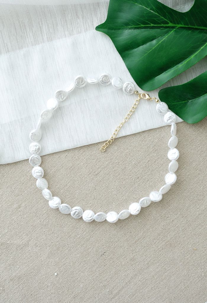Collier de perles en plastique blanc