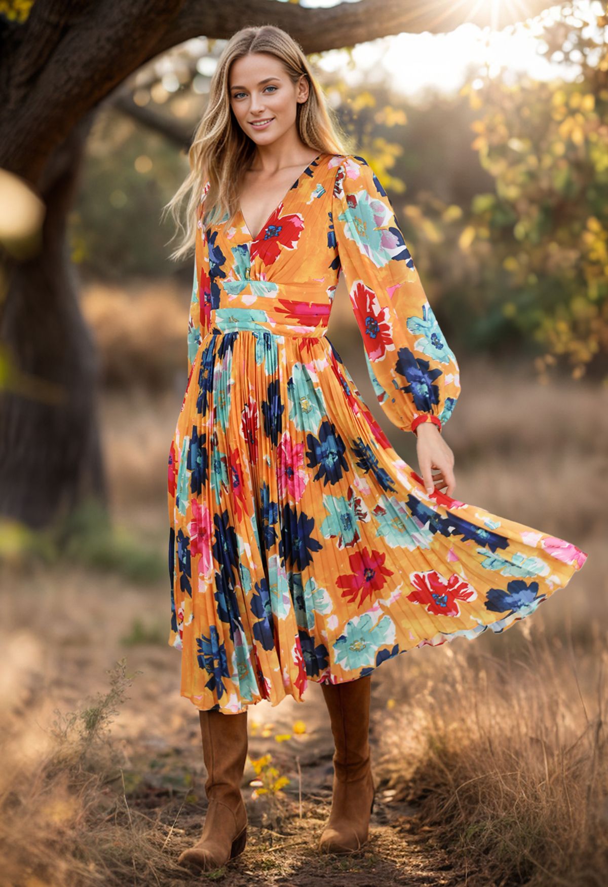 Robe en satin plissé orange à fleurs découpées dans le dos