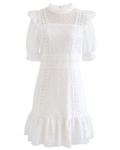 Mini-robe en crochet à col montant en blanc