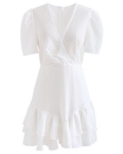 Mini-robe à plusieurs niveaux en relief avec dentelle en blanc