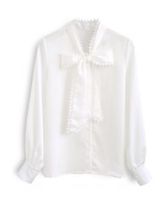 Chemise en satin nœud papillon à bords crochetés en blanc