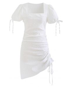 Mini robe moulante en relief froncée sur le côté en blanc