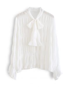 Chemise semi-transparente froncée à col nœud papillon en blanc