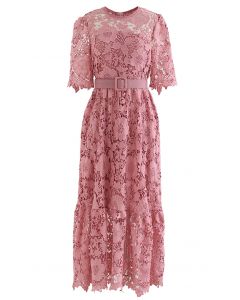 Robe ceinturée au crochet floral princesse chic en rose