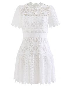Mini robe sophistiquée en crochet à fleurs en blanc