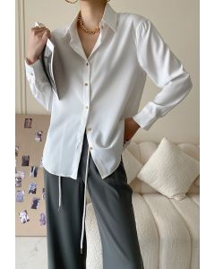Chemise boutonnée en satin en blanc