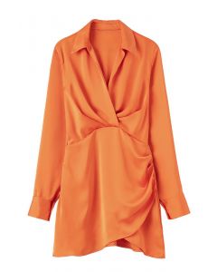 Robe chemise en satin à col en V froncé sur le devant en orange
