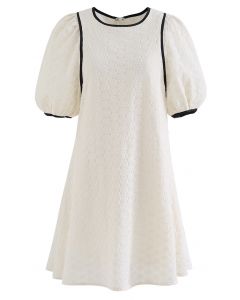 Mini robe brodée de fleurs contrastées avec passepoil en crème