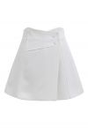 Jupe-short taille haute à rabat boutonné en blanc